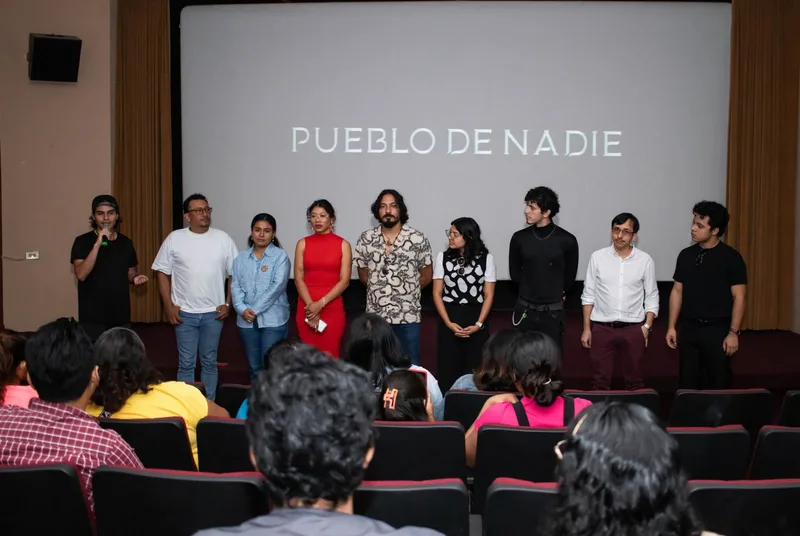 Presentación de Pueblo de nadie con sus participantes frente al público